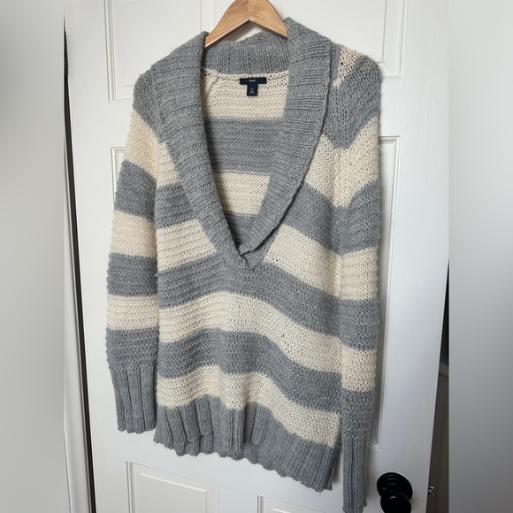 Bella Swan Y2K Gap knit sweater with cream and blue stripes - Picture 1 of 4